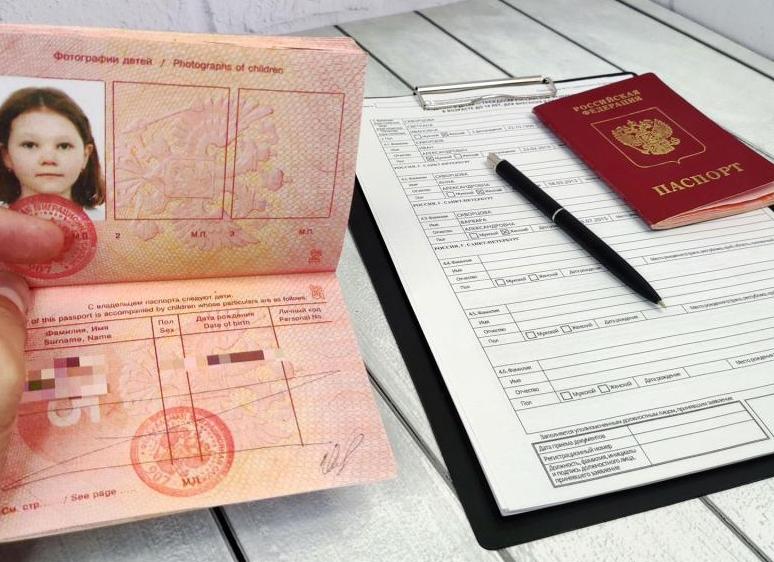Нужно ли вписывать детей в загранпаспорт?